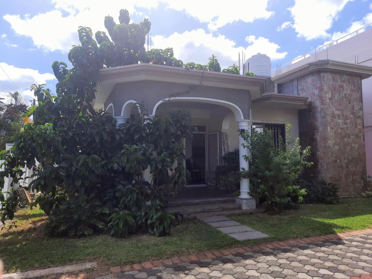 Cardamon Villa Is A 2 Bedroom With 1 Bathroom And Seperate Toilet Detached House With Ac And Swimming Pool , 5 Minutes Walk From Flic En Flac Public Beach Exterior foto