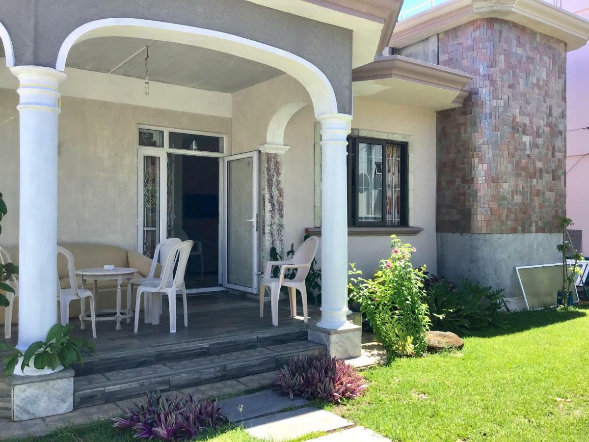 Cardamon Villa Is A 2 Bedroom With 1 Bathroom And Seperate Toilet Detached House With Ac And Swimming Pool , 5 Minutes Walk From Flic En Flac Public Beach Exterior foto