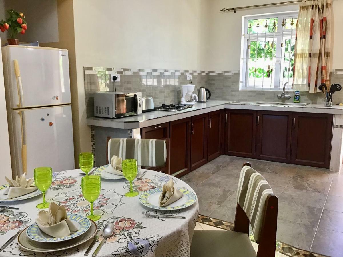 Cardamon Villa Is A 2 Bedroom With 1 Bathroom And Seperate Toilet Detached House With Ac And Swimming Pool , 5 Minutes Walk From Flic En Flac Public Beach Exterior foto